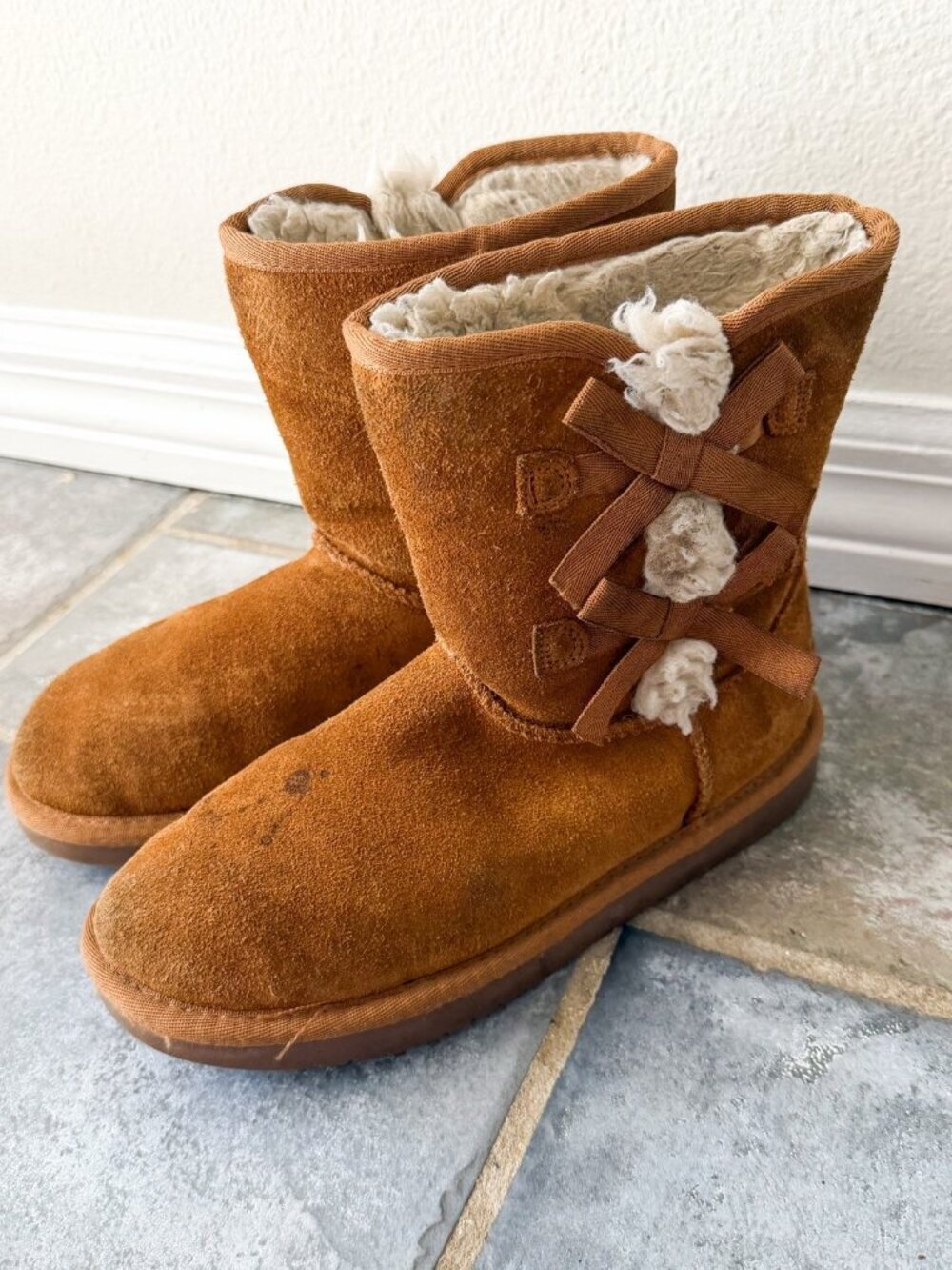 Koolaburra by UGG Victoria Short Boots Youth Girls 4 Chestnut Bow Shearling